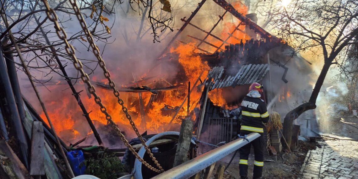FOTO Incendiu la o gospodărie din Vicovu de Jos. Pompierii intervin cu șapte autospeciale de stingere