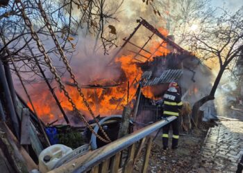 FOTO Incendiu la o gospodărie din Vicovu de Jos. Pompierii intervin cu șapte autospeciale de stingere