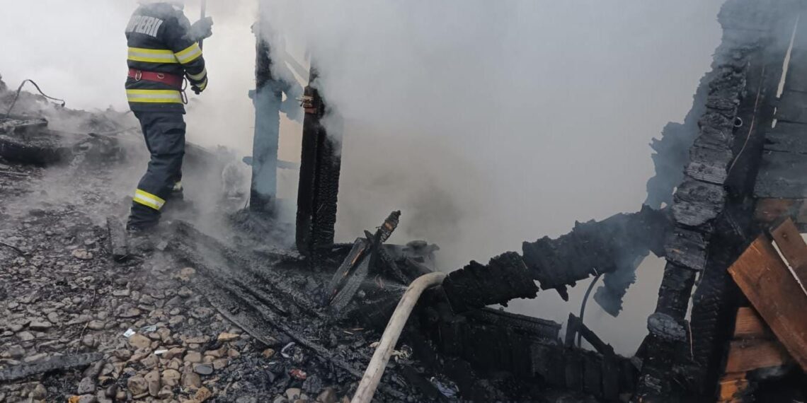 FOTO Incendiu la o casă din Voitinel. Doi copii au fost găsiți fără viață în locuință