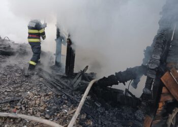 FOTO Incendiu la o casă din Voitinel. Doi copii au fost găsiți fără viață în locuință