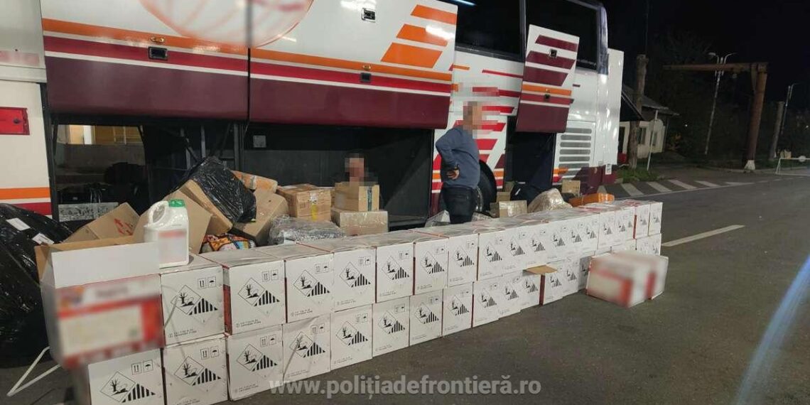 FOTO Insecticid de 40.000 de lei, descoperit în PTF Siret într-un autocar cu numere de Ucraina, condus de un cetățean grec