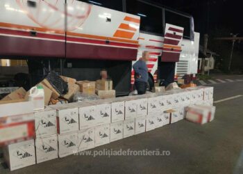 FOTO Insecticid de 40.000 de lei, descoperit în PTF Siret într-un autocar cu numere de Ucraina, condus de un cetățean grec