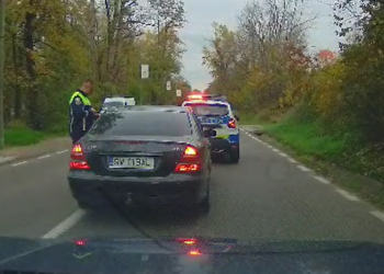 VIDEO Un „deștept” cu Merțan a rămas pieton pentru jumătate de an și a fost amendat cu 4.200 de lei pentru că s-a ținut scai de o mașină de poliție aflată în misiune