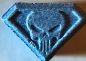 Doi tineri au fost condamnați la închisoare cu suspendare pentru o pastilă de MDMA cu inscripția ”The Punisher”. Aceștia au fost urmăriți și ridicați de pe Aleea Saturn din Suceava