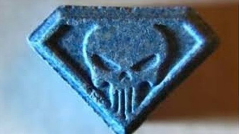 Doi tineri au fost condamnați la închisoare cu suspendare pentru o pastilă de MDMA cu inscripția ”The Punisher”. Aceștia au fost urmăriți și ridicați de pe Aleea Saturn din Suceava