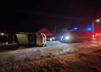FOTO Un individ beat și fără permis de conducere s-a răsturnat cu mașina în localitatea Hănțești