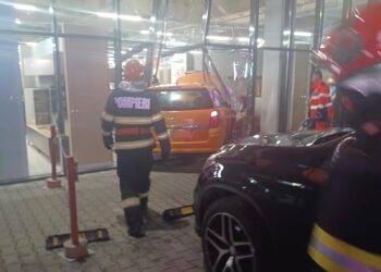 Un autoturism a intrat în vitrina unui magazin din Suceava, din zona Egros