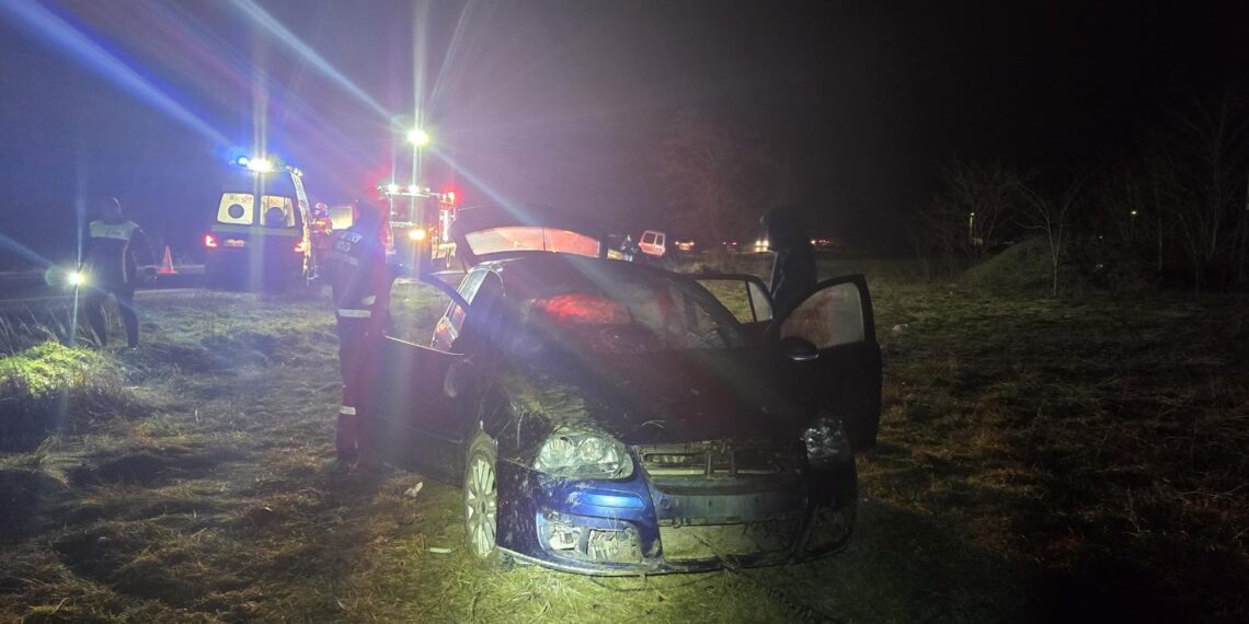 Accident rutier între două autoturisme pe raza localității Dărmănești. Un adult și un minor sunt transportați la spital 