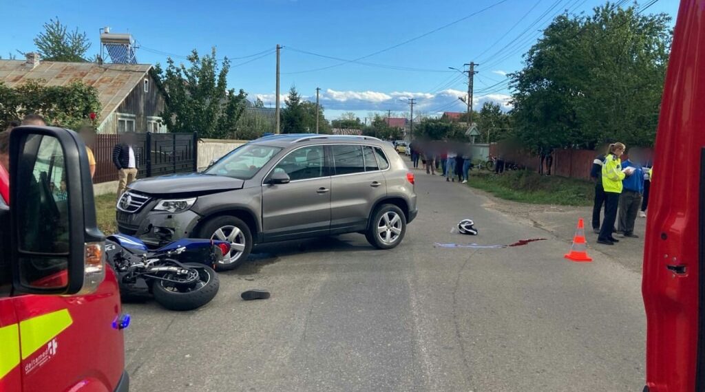 Un șofer a fost condamnat definitiv la peste doi ani de închisoare cu suspendare, după ce inițial a fost achitat pentru moartea unui motociclist kamikaze care gonea cu 120 km/h în localitate. Familia victimei trebuie să primească daune morale de 100.000 euro