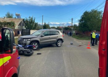 Un șofer a fost condamnat definitiv la peste doi ani de închisoare cu suspendare, după ce inițial a fost achitat pentru moartea unui motociclist kamikaze care gonea cu 120 km/h în localitate. Familia victimei trebuie să primească daune morale de 100.000 euro