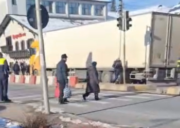 VIDEO Accident mortal pe o trecere de pietoni din Gura Humorului. O bătrână a fost lovită de un camion
