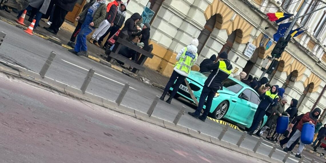 FOTO Femeie lovită de o mașină pe trecerea de pietoni din fața Primăriei Gura Humorului. La volan se afla un tânăr din Bacău