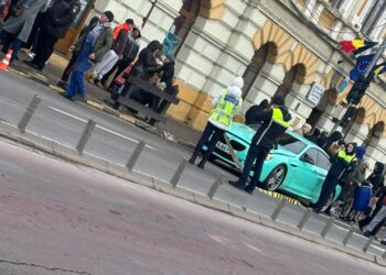 FOTO Femeie lovită de o mașină pe trecerea de pietoni din fața Primăriei Gura Humorului. La volan se afla un tânăr din Bacău