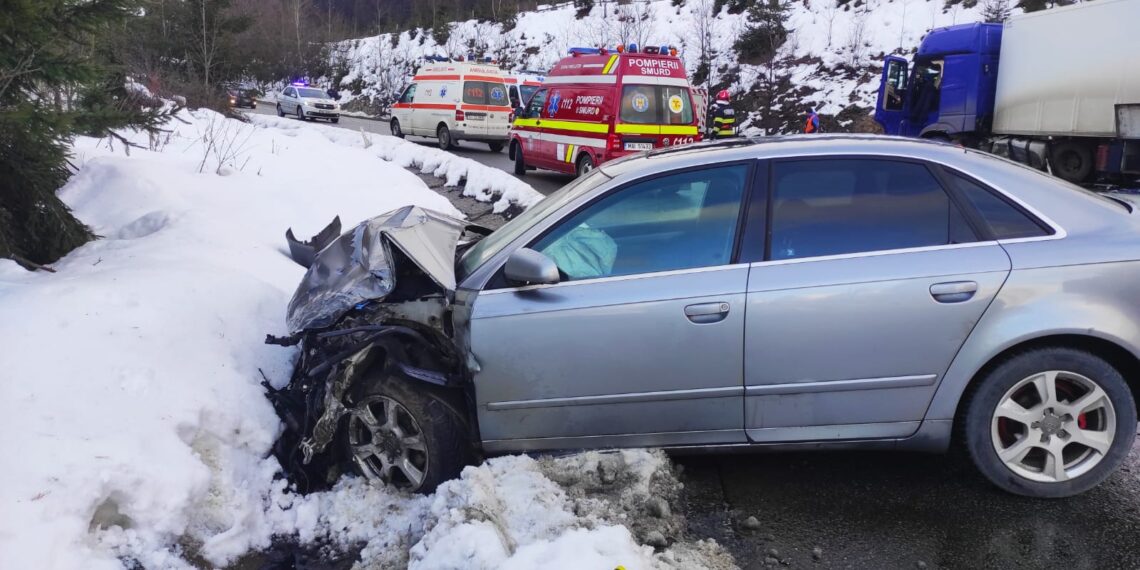 FOTO Accident rutier între un autoturism și un autotren, pe raza comunei Pojorâta. Șoferul autoturismului a fost rănit