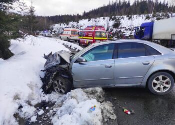 FOTO Accident rutier între un autoturism și un autotren, pe raza comunei Pojorâta. Șoferul autoturismului a fost rănit