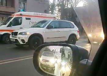 Bătrână de 86 de ani, lovită de un BMW cu numere de Marea Britanie pe trecerea de pietoni din stația TPL ”Policlinică”