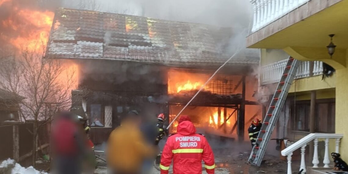 Detalii despre incendiul care a distrus o gospodărie din Frasin. Proprietarul a ajuns la spital cu arsuri de gradul II și III pe 25% din suprafața corporală. Prejudiciul este de circa 200.000 de euro