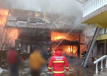 Detalii despre incendiul care a distrus o gospodărie din Frasin. Proprietarul a ajuns la spital cu arsuri de gradul II și III pe 25% din suprafața corporală. Prejudiciul este de circa 200.000 de euro