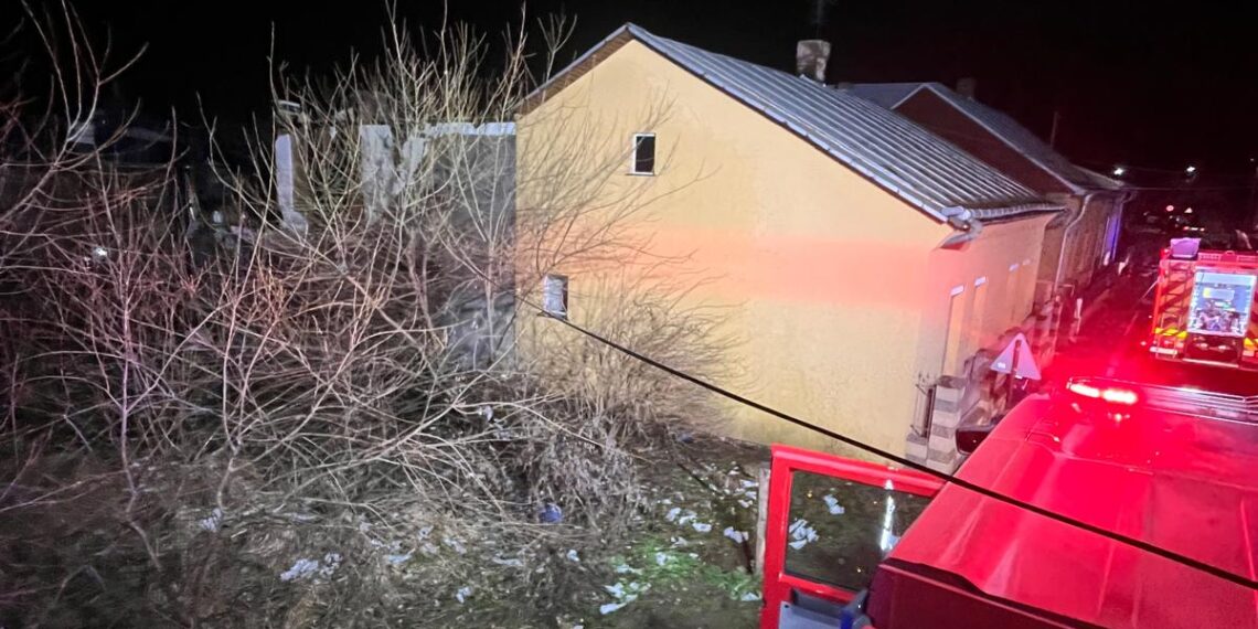 FOTO Incendiu izbucnit la o locuință din Rădăuți din cauza coșului de fum neprotejat termic față de materialele combustibile