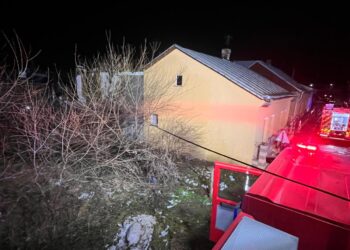 FOTO Incendiu izbucnit la o locuință din Rădăuți din cauza coșului de fum neprotejat termic față de materialele combustibile