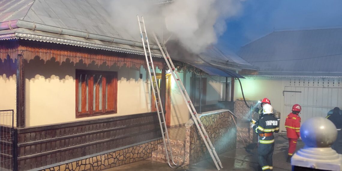 FOTO Incendiu izbucnit la o gospodărie din Stroiești. O femeie de 62 de ani și o adolescentă de 16 ani au suferit atacuri de panică