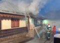 FOTO Incendiu izbucnit la o gospodărie din Stroiești. O femeie de 62 de ani și o adolescentă de 16 ani au suferit atacuri de panică