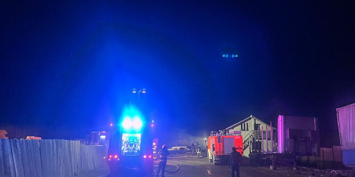 FOTO Pompierii militari și voluntari au intervenit cu cinci autospeciale de stingere la un incendiu izbucnit la hala unui gater din Valea Moldovei