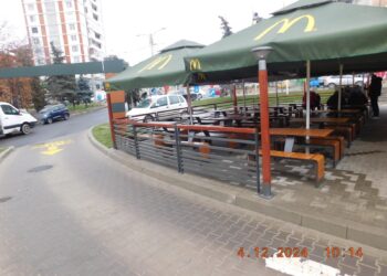 FOTO Primăria Suceava solicită sesizarea organelor de urmărire penală, după ce terasa restaurantului Mc Donalds a fost mărită fără autorizație de construire: ”Acest operator a avut amplasat un stâlp publicitar pentru care nu am identificat nicio autorizație de construire. Acest stâlp a fost tolerat în zona zero a Sucevei de către vechea administrație”