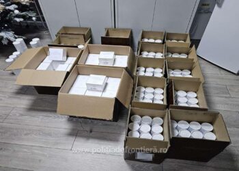 Parfumuri susceptibile a fi contrafăcute, în valoare de peste 91.000 de lei, descoperite la PTF Vicovu de Sus
