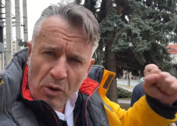 Activistul de mediu Tiberiu Boșutar, în prezent deputat AUR de Bistrița-Nădăud, săltat din trafic și dus la audieri după ce a spus că Prefectura și BEJ ar trebui aruncate în aer: ”Arestați-mă și pe mine”