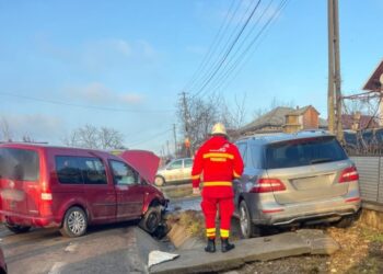 Detalii despre accidentul rutier din Hârtop, unde un autoturism s-a izbit într-un cap de pod. Șoferul era beat
