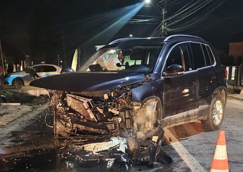 Detalii despre accidentul rutier din Plopeni, produs de o șoferiță. Femeia a virat stânga pentru a intrat pe podețul unui imobil, fără a acorda prioritate unui autoturism