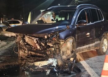 Detalii despre accidentul rutier din Plopeni, produs de o șoferiță. Femeia a virat stânga pentru a intrat pe podețul unui imobil, fără a acorda prioritate unui autoturism