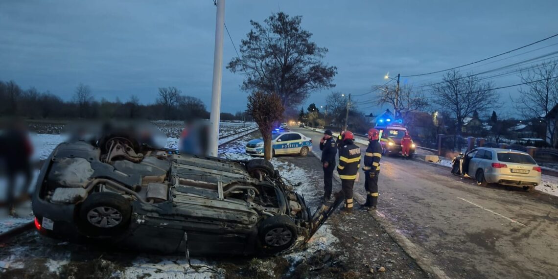 Detalii despre accidentul de la Vicovu de Jos. Un autoturism care depășea mai multe mașini s-a răsturnat pe spațiul verde din afara drumului