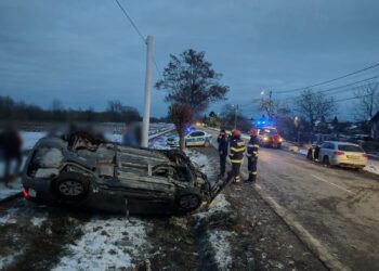Detalii despre accidentul de la Vicovu de Jos. Un autoturism care depășea mai multe mașini s-a răsturnat pe spațiul verde din afara drumului