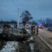 Detalii despre accidentul de la Vicovu de Jos. Un autoturism care depășea mai multe mașini s-a răsturnat pe spațiul verde din afara drumului