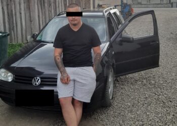 Șantajist cu 8 clase din Cornu Luncii, condamnat la închisoare cu suspendare după ce și-a filmat fosta iubită în ipostaze compromițătoare în mașină și i-a cerut 500 de lei pentru a nu distribui imaginile pe internet. Individul trebuie să-i plătească victimei daune de 10.500 de lei