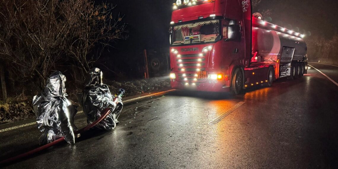 Autocisternă încărcată cu 31 de tone de benzină, răsturnată la intrarea în Fălticeni dinspre Spătărești