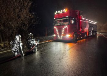 Autocisternă încărcată cu 31 de tone de benzină, răsturnată la intrarea în Fălticeni dinspre Spătărești