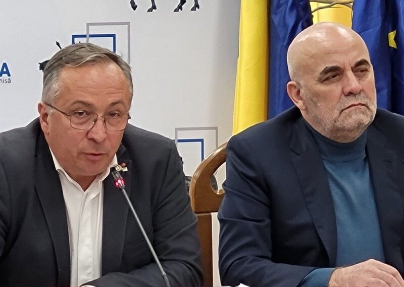 Primăria Suceava și USV analizează mai multe probe de mâzgă și de sare folosită de operatorul de salubritate, pentru a afla cauza străzilor alunecoase din municipiul reședință de județ: ”Deplasarea nu se desfășoară în condiții de siguranță, autoturismele derapează și la viteze sub limita legală impusă”