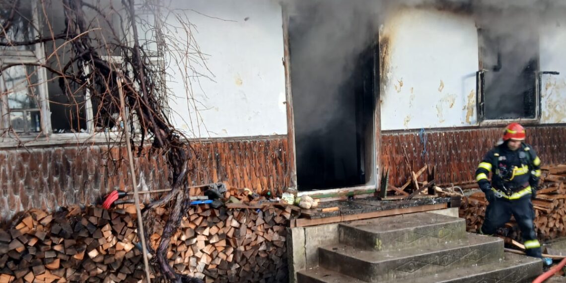 Incendiu la o casă din comuna Baia, izbucnit din cauza unei candele aprinse. Un bărbat a fost transportat la spital, fiind posibil intoxicat cu fum