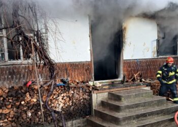 Incendiu la o casă din comuna Baia, izbucnit din cauza unei candele aprinse. Un bărbat a fost transportat la spital, fiind posibil intoxicat cu fum