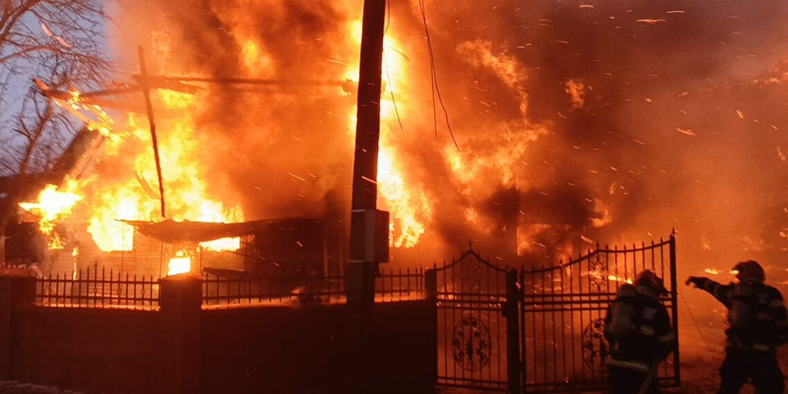 Incendiu de proporții la o gospodărie din Capu Câmpului, în prima zi a anului. Pompierii au intervenit cu șase autospeciale de stingere