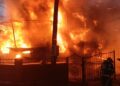 Incendiu de proporții la o gospodărie din Capu Câmpului, în prima zi a anului. Pompierii au intervenit cu șase autospeciale de stingere