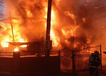 Incendiu de proporții la o gospodărie din Capu Câmpului, în prima zi a anului. Pompierii au intervenit cu șase autospeciale de stingere