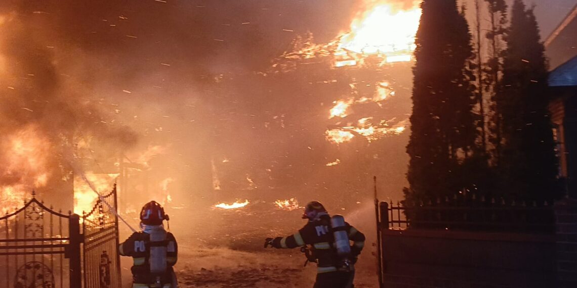 Incendiu de proporții la o gospodărie din Capu Câmpului, în prima zi a anului. Pompierii au intervenit cu șase autospeciale de stingere