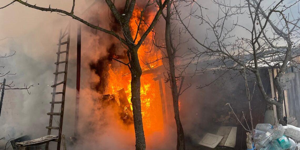 Detalii despre incendiul izbucnit la o gospodărie din Falcău, din cauza jarului sau scânteilor căzute dintr-o sobă. Proprietarul și soția sa au suferit atacuri de panică