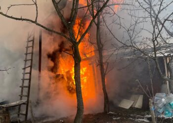 Detalii despre incendiul izbucnit la o gospodărie din Falcău, din cauza jarului sau scânteilor căzute dintr-o sobă. Proprietarul și soția sa au suferit atacuri de panică