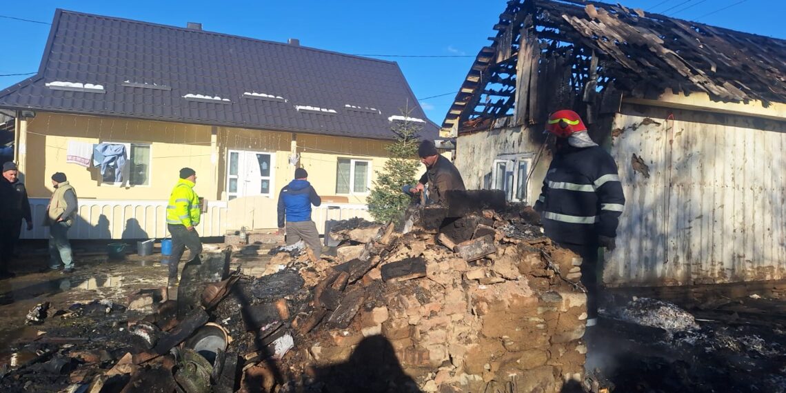 Incendiu la o gospodărie din Herla, din cauza unei afumătoare lăsată nesupravegheată
