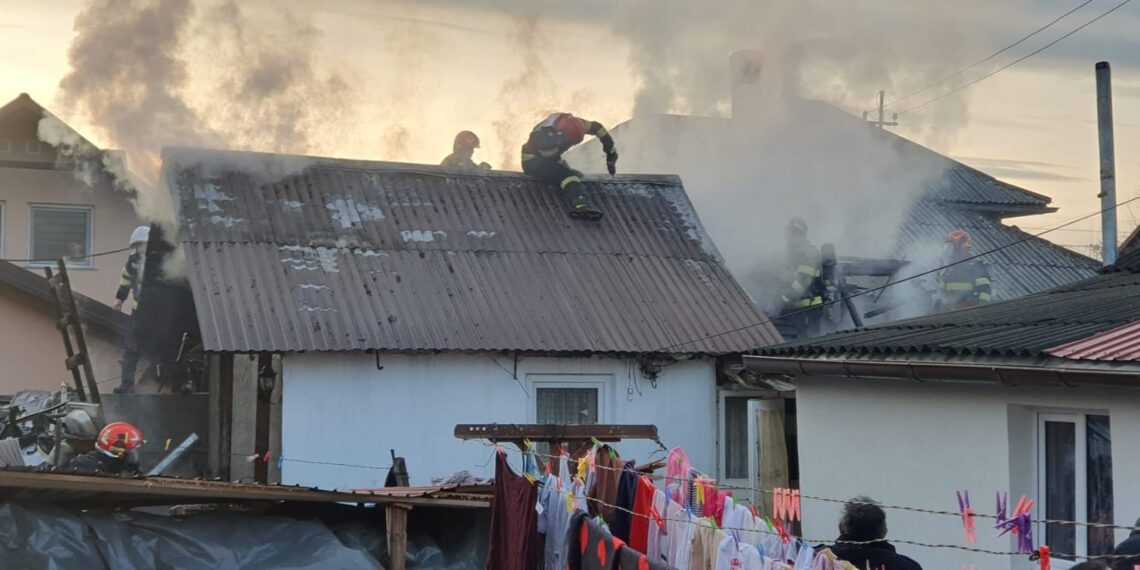 Incendiu la casă de locuit din cartierul Ițcani. Pompierii militari au intervenit cu două autospeciale de stingere și o ambulanță SMURD